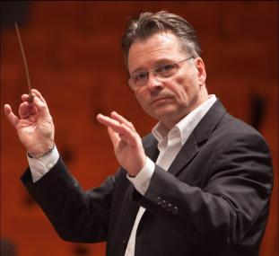 Dirigent Jaskulsky gründete die beiden Kammer-Ensembles. Konzerte mit diesen sowie mit internationalen Solisten, Chören und Orchestern machten den Dirigenten bekannt.<br>Foto: LWL