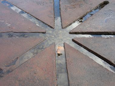 Heute fließt Wasser auf dem Stahlplatz der Henrichshütte Hattingen, wo einst flüssiger Stahl von der Mitte des Bleches in verschiedene Formen gegossen wurde.<br>Foto: LWL/Ehses
