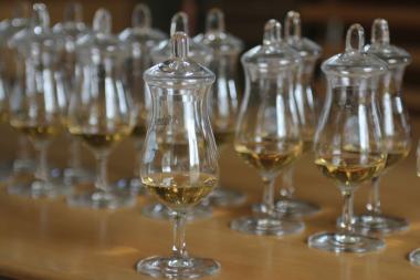 Beim Whisky-Blindtasting werden Geruchs- und Geschacksinn auf die Probe gestellt.&lt;br&gt;Foto: Büssing 