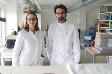 Die Restauratoren Susanne Bretzel -Scheel und Andreas Weisgerber in der Werkstatt der LWL-Archäologie für Westfalen in der Münsteraner Speicherstadt.<br>Foto: LWL/ C. Steimer