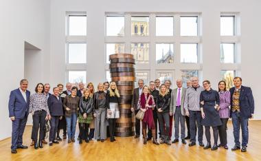 Der Stifterkreis, die Stiftung kunst³, des LWL-Museums für Kunst und Kultur, hat die Skulptur von Sean Scully erworben und dem Museum als Dauerleihgabe übergeben.<br>Foto: LWL/Hanna Neander