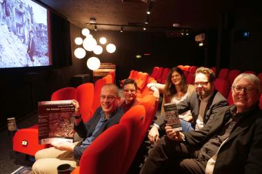 Stellten die Filmreihe "Drehbuch Geschichte 2020"  vor: Prof. Dr. Markus Köster (v.l./LWL-Medienzentrum), Daniel Gollmann (Volksbund Deutsche Kriegsgräberfürsorge e.V.), Ursula Brenken (Gegen Vergessen - Für Demokratie e.V.), Prof. Dr. Malte Thießen (LWL-Institut für westfälische Regionalgeschichte) und Dr. Christoph Spieker (Geschichtsort Villa ten Hompel).<br>Foto: LWL
