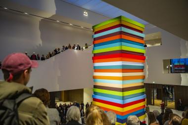 Am Freitag (13.3.) besteht noch die Chance, die Skulptur "Opulent Ascension" von Sean Scully zu bewundern, bevor sie ab dem 15.3. wieder abgebaut wird.<br>Foto: LWL/Hanna Neander