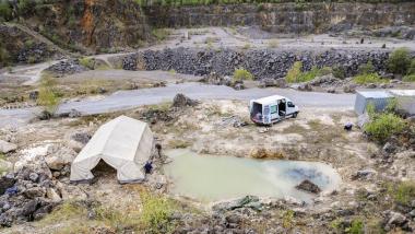 Seit 2002 graben Wissenschaftler des LWL-Museums für Naturkunde in der Nähe von Balve in einem der Steinbrüche der Firma Lhoist. Hier wurden die Wirbel des Salamanders entdeckt.&lt;br&gt;Foto: LWL/Schwermann 