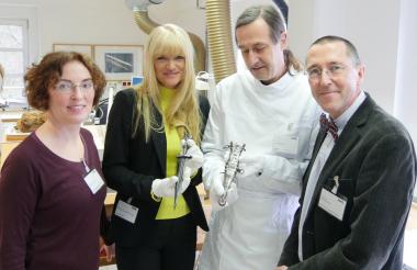 LWL-Römerexpertin Dr. Bettina Tremmel, LWL-Kulturdezernentin Dr. Barbara Rüschoff-Parzinger, LWL-Restaurator Eugen Müsch und LWL-Chefarchäologie Prof. Dr. Michael M. Rind präsentieren den außerordentlichen römischen Fund heute erstmals der Öffentlichkeit (v. l.).<br>Foto LWL/ C. Steimer