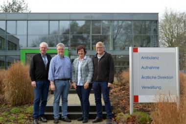 Kooperieren für die Ausbildung zum Pflegefachmann/Pflegefachfrau (v.l.): Hermann Geusendam-Wode (LWL-Pflegeakademie), Antonius Vollmer (KKRN), Anne Rabeneck und Frank Lehmschloeter (LWL-Klinik Marl-Sinsen).<br>Foto: LWL/Seifert