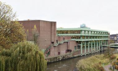Das Bocholter Rathaus erinnert durch seine Außenfassa-de an das französische Centre Pompidou, von welchem es auch seinen Spitznamen "Bocholter Centre Pompidou" hat.<br>Foto: LWL