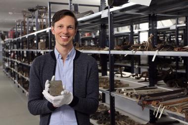 Mathis Kleinitz ist Projektmitarbeiter in der Sammlung und Dokumentation des LWL-Freilichtmuseums Det-mold. Im Arbeitsalltag hat er mit vielen verborgenen Schätzen zu tun, wie zum Beispiel diesem Zigaretten-etui.<br>Foto: LWL/Wozniak
