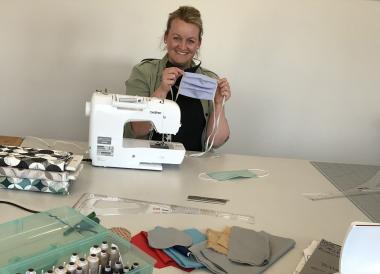 Ergotherapeutin Laura Jost näht mit Patientinnen und Kollegen Mund-Nase-Abdeckungen in der Nähstube des LWL-Zentrums.&lt;br&gt;Foto: LWL/Jeide 