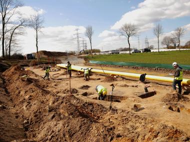 Werne-Stockum. Auf der Trasse werden die freigebaggerten mittelalterlichen Befunde zügig archäologisch bearbeitet.<br>Foto: EggensteinExca/G. Eggenstein