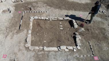 Von dem Kellerfundament des Gebäudes blieben nur wenige Steinlagen durch den fortwährenden Ackerbau erhalten. In der Mitte der vorderen Mauer befindet sich der Schwellstein, über den der Keller ehemals betreten wurde.<br>Foto: LWL-Archäologie für Westfalen/M. Zeiler