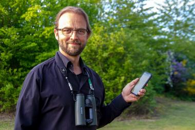 Museumsdirektor Dr. Jan Ole Kriegs beim Melden von Beobachtungen mit den Apps ObsMapp und iObs.<br>Foto: LWL