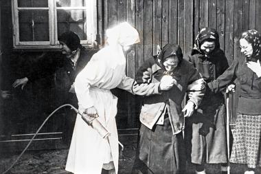 Die Entlausung gehörte nach der Ankunft der Flüchtlinge und Vertriebenen zur Standartprozedur.<br>Foto: Stadtarchiv Furth im Wald 