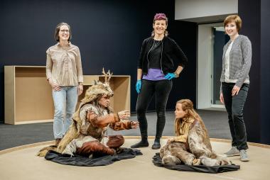 Kuratorin Lisa Klepfer (v.li..), Maskenbildnerin Lisa Büscher und Ausstellungsmacherin Dr. Hanna Rüschoff, freuen sich über die gelungene Darstellung der beiden weiblichen Figuren.<br>Foto: LWL/Steinweg