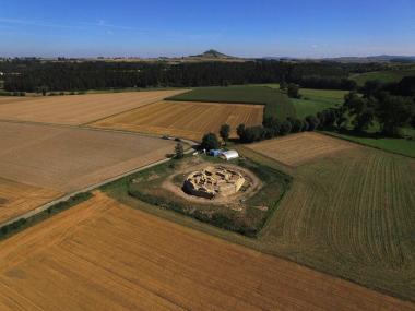 Das Coverbild der neuen Publikation: Luftbild der Holsterburg mit Blick von Südwesten während der Grabungskampagne 2016.<br>Foto: LWL-Archäologie für Westfalen/Rudolf Klostermann