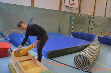 Fabio Schmitz begleitet in seinem BFD die Sportangebote für die Schülerinnen und Schüler mit. Eine seiner Aufgaben ist es, die Sportutensilien auf- und später wieder abzubauen.<br>Foto: LWL/Rütershoff