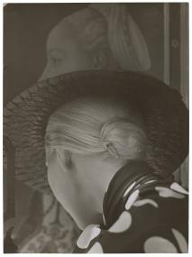 Annelise Kretschmers (1903 - 1987) vielschichtige Fotografie "Frau mit Hut" (1930) ist Teil eines Nachlassankaufs des LWL-Museums für Kunst und Kultur und wird im Mai als Kunstwerk des Monats präsentiert. © Nachlass Annelise Kretschmer/LWL<br>Foto: LWL/Hanna Neander