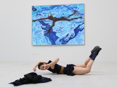 Die Tänzerin Charla Tuncdoruk des TanzTheaterMünster taucht tänzerisch in Norbert Tadeusz' Bild "Miles" (2006) im LWL-Museum für Kunst und Kultur ein. Estate Norbert Tadeusz. © VG Bild-Kunst, Bonn 2020.<br>Foto: LWL/André Bednarz