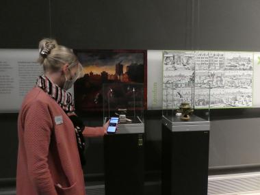 Per Audiorundgang können sich die Besucher*innen über die Ausstellungsstücke in der Sonderausstellung "Pest!" informieren.<br>Foto: LWL