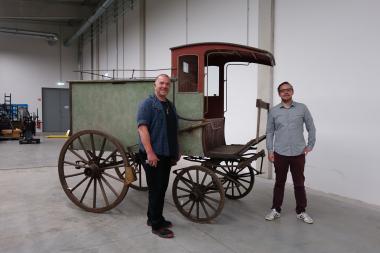 Magazinverwalter Frank Brüggendick (l.) und Sammlungsleiter Sebastian Hamburger fielen bei dem im Depot eingelagerten Bäckerwagen einige interessante Details auf.<br>Foto: LWL/Wenning-Kuschel
