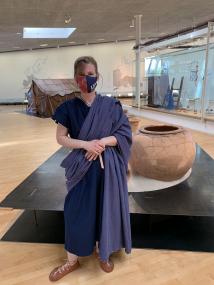 In römischem Gewand und mit einer Maske samt Römermotiv stehen die "Römer Checker" den Besucherinnen am Wochenende und an Feiertagen Rede und Antwort.<br>Foto: LWL/ L. Stratmann