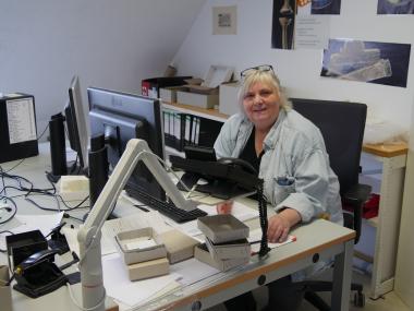 Rita Barthel macht einen Bundesfreiwilligendienst in den Zentralen Diensten der LWL-Archäologie. Im Kulturbereich gibt es keine Altersbeschränkung.<br>Foto: LWL/Weil Helmbold