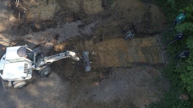 Zunächst musste das Friedhofsareal per archäologische Ausgrabung erst einmal wiedergefunden werden. Hier im Luftbild einer der Ausgrabungsschnitte, in dem drei Grabgruben entdeckt wurden.<br>Foto: LWL-Archäologie für Westfalen/Thomas Poggel