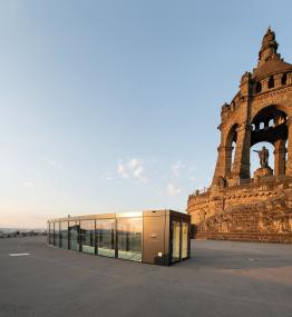 Eingang des LWL-Besucherzentrums unterhalb des Kaiser-Wilhelm-Denkmals.<br>Foto: LWL/Peter Hübbe