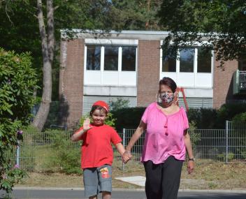 Endlich gehts wieder los. Dean hat den Kontakt zu anderen Kinder vermisst.<br>Foto: LWL/Seifert