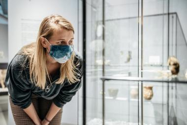 Trotz Mund-Nasen-Bedeckung gibt es im LWL-Museums für Naturkunde viel zu entdecken.<br>Foto: LWL/Steinweg