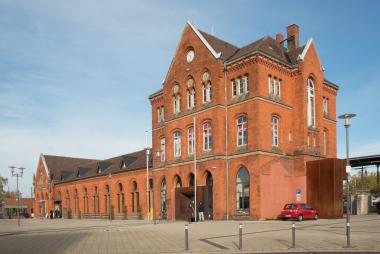 Ein schönes Bespiel für einen Ziegelbau aus der Zeit des Backstein-Historismus ist der Detmolder Bahnhof.<br>Foto: LWL/Hudemann