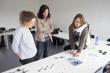 Professorin Cordula Hesselbarth bereitet mit den Design-Studierenden die Arbeiten für die neue Sonderausstellung "Überlebenskünstler Mensch vor. (Das Foto ist vor der Corona-Krise entstanden.)<br>Foto: Henrike Kelsch