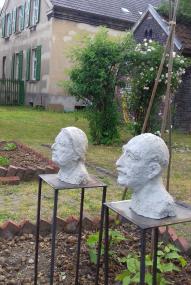 "Köppe" zwischen Kappes: Skulpturen der Künstlerin Barbara Neumann im Arbeitergarten der Zeche Hannover.<br>Foto: LWL