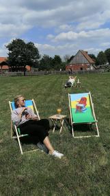 Die bunten Liegestühle laden zum Verweilen mit Abstand ein.<br>Foto: LWL