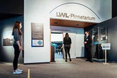 Am 12. Juni öffnet das Planetarium im LWL-Museum für Naturkunde wieder seine Türen für Besucher, verschiedene Hygienemaßnahmen schützen Besucher und Besucherinnen vor einer Ansteckung mit dem Corona-Virus.<br>Foto: LWL/Steinweg
