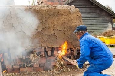 Ein Mitarbeiter der Ziegelei beim Entzünden des Feldbrandofens.<br>Foto: LWL
