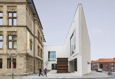 Die elf Tonnen schwere Skulptur "Moor Shadow Stack" wird nach über einem Jahr den Museumsvorhof am Domplatz des LWL-Museums für Kunst und Kultur verlassen. Sean Scully, Moor Shadow Stack, 2018, Privatbesitz © Sean Scully.<br>Foto: LWL/Hanna Neander
