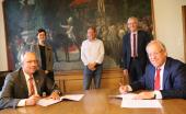 LWL-Direktor Matthias Löb (vorne v.l.) und Bielefelds Oberbürgermeister Pit Clausen unterzeichneten die Vereinbarung im Beisein von LWL-Schul- und Jugenddezernentin Birgit Westers (hinten v. l.), Frank Kamke-Hellmann, verantwortlich für die Jugendpartizipation im Amt für Jugend und Familie der Stadt Bielefeld und Georg Epp, Leiter des Amtes für Jugend und Familie.<br>Foto: Stadt Bielefeld