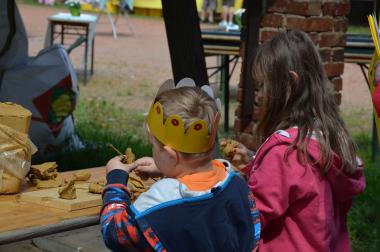 An den Spiel- und Bastelstationen auf dem Gelände der Ziegelei Lage können Kinder und Eltern unter anderem mit Ton kreativ werden.<br>Foto: LWL