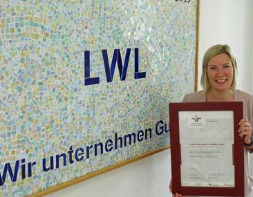 Sina Mailand, Referentin für Personalentwicklung und Audit-Verantwortliche der LWL-Maßregelvollzugsklinik Rheine, mit dem Zertifikat zum "audit berufundfamilie" der gemeinnützigen Hertie-Stiftung.<br>Foto: LWL