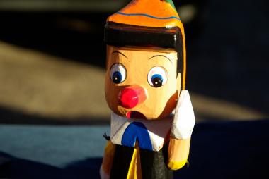 He häff ne unbesuust lange Nösse in't Gesichte: Er hat eine besonders lange Nase im Gesicht. Dies trifft zum Beispiel auf Pinocchio zu.<br>Foto: Pixabay