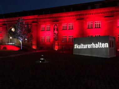 In Rot getaucht: In Kooperation mit dem Lichtkünstler Oliver Roth wies das LWL-Preußenmuseum Minden am Montagabend (22.6.) in der bundesweiten Aktion "Night of Light" auf die Situation der Veranstaltungswirtschaft in der Corona-Pandemie hin.<br>Foto: LWL / Sylvia Necker