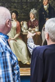 Bei dem Rundgang "An die Kaffeetafel!" begeben sich Menschen mit Demenz im LWL-Museum für Kunst und Kultur auf die Spuren des Kaffees.<br>Foto: LWL/Hanna Neander 