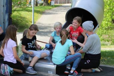 Kinder kreieren zusammen mit Christie Köck ihr eigenes Theaterstück.<br>Foto: LWL
