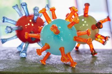 Corona-Virus von Korbinian Stöckle und Rasit Rejwan, Glashütte Gernheim 2020.<br>Foto: LWL / Hübbe