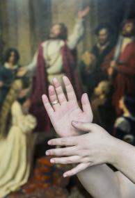 Die Lautsprachbegleitenden Gebärden (LBG) machen die Sammlungsstücke des LWL Museums für Kunst und Kultur auch für Menschen mit Höreinschränkungen er-fahrbar.<br>Foto: LWL/Hanna Neander
