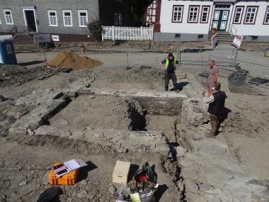 Blick auf die Mauerzüge der Gruft und die nördliche Kirchenmauer. In den letzten Tagen wurde etwa ein Drittel der Gruft von Schutt befreit, um den Boden der Gruft zu erfassen.<br>Foto: LWL-AfW/M. Baales