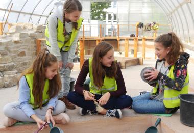 Natürlich gilt auch beim Grabungscamp das Abstandsgebot. In der inszenierten Grabungsfläche in einem Zelt haben alle Teilnehmer genügend Platz.<br>Foto: LWL/ J. Schubert
