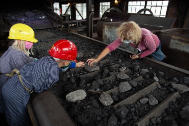 Auch die Schachthalle mit dem Leseband gehört zu den Stationen, die Kinder donnerstags bei den Schnupperführungen ansteuern. In den Gebäuden müssen alle Gäste ab sechs Jahren einen Mund-Nasen-Schutz tragen.<br>Foto: LWL/Hudemann