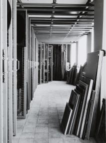 Die Magazine des LWL-Museums für Kunst und Kultur werden im Zuge der Provenienzforschung nach NS-Raubkunst durchsucht. Aus: Denkschrift zum Wiederaufbauvorhaben der Landesmuseen für Kunst und Kul-turgeschichte und für Vor- und Frühgeschichte des Landschaftsverbandes Westfalen-Lippe, 1960, Foto: Wil-helm Rösch.<br>Repro: LWL/ Neander